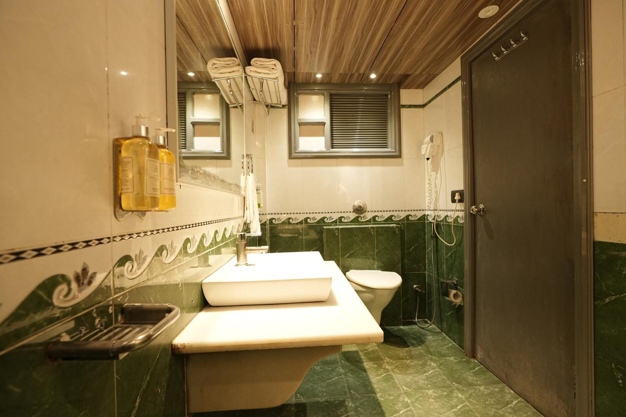 Empire Suites, New Delhi Ngoại thất bức ảnh